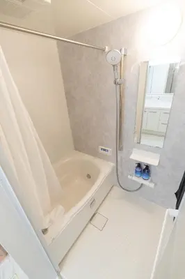a bathroom with a tub and a shower with a mirror at RIAUS \u65b0\u7bc9\u4e00\u8ed2\u5bb6\u8cb8\u5207 \u6700\u59276\u540d family\u6b53\u8fce \u7a7a\u6e2f\u3084\u89b3\u5149\u5730\u76f4\u901a in Tokyo