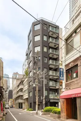 a tall gray building on the side of a street at \u4e1c\u4eac\u5854Toranomon Hills\u7ad9\u6b65\u884c4\u5206\u864e\u95e8701 in Tokyo