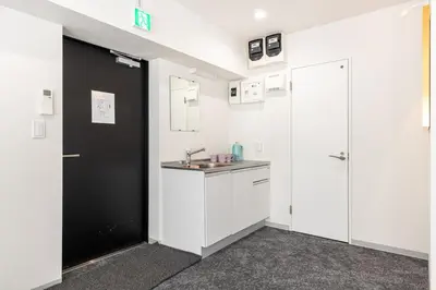 a bathroom with white cabinets and a sink at \u4e1c\u4eac\u5854Toranomon Hills\u7ad9\u6b65\u884c4\u5206\u864e\u95e8701 in Tokyo