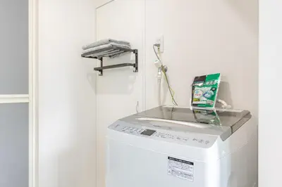 a washing machine with a shelf on top of it at \u4e1c\u4eac\u5854Toranomon Hills\u7ad9\u6b65\u884c4\u5206\u864e\u95e8701 in Tokyo
