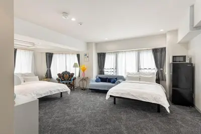 a hotel room with two beds and a couch at \u4e1c\u4eac\u5854Toranomon Hills\u7ad9\u6b65\u884c4\u5206\u864e\u95e8701 in Tokyo