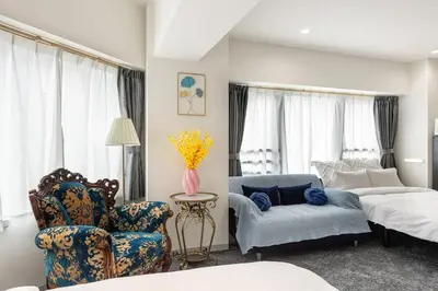 a bedroom with a bed and a chair and a couch at \u4e1c\u4eac\u5854Toranomon Hills\u7ad9\u6b65\u884c4\u5206\u864e\u95e8701 in Tokyo