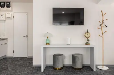 a white table with a tv on a wall at \u4e1c\u4eac\u5854Toranomon Hills\u7ad9\u6b65\u884c4\u5206\u864e\u95e8701 in Tokyo