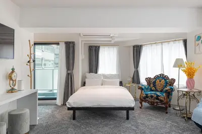 a bedroom with a king sized bed and a chair at \u4e1c\u4eac\u5854Toranomon Hills\u7ad9\u6b65\u884c4\u5206\u864e\u95e8701 in Tokyo