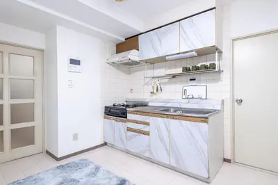 a kitchen with a sink and a stove at \u65b0\u4e0a\u91ce202 \u7ad9\u6b65\u884c7\u5206\u949f\u7a3b\u6210\u753a\u7ad92\u5206\u949f in Tokyo