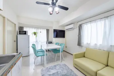 a kitchen and living room with a table and chairs at \u65b0\u4e0a\u91ce202 \u7ad9\u6b65\u884c7\u5206\u949f\u7a3b\u6210\u753a\u7ad92\u5206\u949f in Tokyo