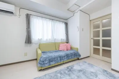 a bedroom with a bed and a window at \u65b0\u4e0a\u91ce202 \u7ad9\u6b65\u884c7\u5206\u949f\u7a3b\u6210\u753a\u7ad92\u5206\u949f in Tokyo