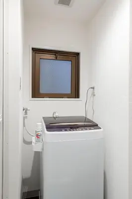 a bathroom with a water tank and a window at \u4e0a\u91ce402 MAX 8 \u9280\u5ea7Asakusa\u30a8\u30ea\u30a2Wi - Fi in Tokyo