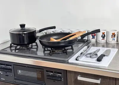 a frying pan on a stove with two pans on it at \u4e0a\u91ce402 MAX 8 \u9280\u5ea7Asakusa\u30a8\u30ea\u30a2Wi - Fi in Tokyo