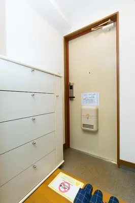 a room with a closet with a door and a drawer at Shinjuku sprem in Tokyo