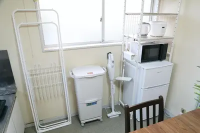 a room with a refrigerator and a microwave at \u6b63\u6804\u30cf\u30a4\u30c4101 in Tokyo