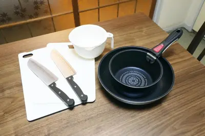 a black skillet and knife on a wooden table at \u6b63\u6804\u30cf\u30a4\u30c4101 in Tokyo