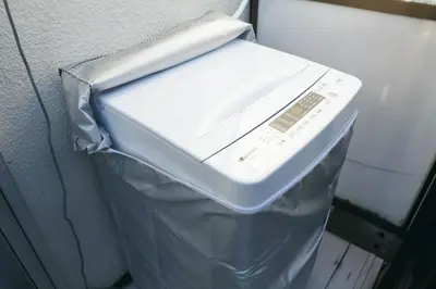a trash can with a white bag on top of it at \u6b63\u6804\u30cf\u30a4\u30c4202 in Tokyo