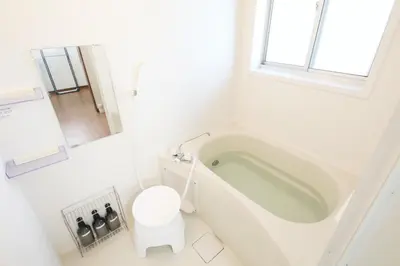 a bathroom with a bath tub and a toilet at \u6b63\u6804\u30cf\u30a4\u30c4201 in Tokyo
