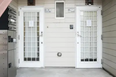 a pair of white doors on a house at \u96c0\u8272\u65b9\u5357 \u65b0\u5bbf\u99c5\u307e\u306714\u5206 \u6771\u4eac\u99c5\u307e\u306730\u5206 \u65b9\u5357\u753a\u5f92\u6b698\u5206 \u5bdd\u5ba4\u4e8c\u3064 \u6700\u59274\u4eba \u6d17\u6fef\u6a5f \u30ad\u30c3\u30c1\u30f3 \u96fb\u5b50\u30ec\u30f3\u30b8 in Tokyo