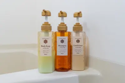 a group of four bottles of soap on a counter at \u96c0\u8272\u65b9\u5357 \u65b0\u5bbf\u99c5\u307e\u306714\u5206 \u6771\u4eac\u99c5\u307e\u306730\u5206 \u65b9\u5357\u753a\u5f92\u6b698\u5206 \u5bdd\u5ba4\u4e8c\u3064 \u6700\u59274\u4eba \u6d17\u6fef\u6a5f \u30ad\u30c3\u30c1\u30f3 \u96fb\u5b50\u30ec\u30f3\u30b8 in Tokyo
