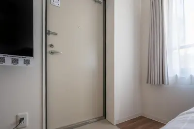 a white door in a room with a window at \u97f3\u7fbds\u30b0\u30ec\u30fc\u30b9 in Tokyo