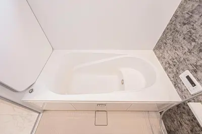 a bathroom with a white tub in a room at Japan House Skytree \u30f4\u30a3\u30e9\u8cb8\u5207 A\u9928 in Tokyo