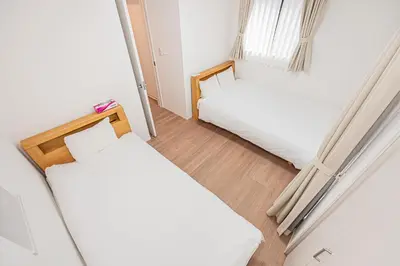 two beds in a small room with at Japan House Skytree \u30f4\u30a3\u30e9\u8cb8\u5207 B\u9928 in Tokyo
