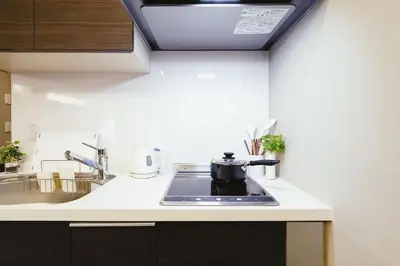 a kitchen with a stove with a pot on it at \u90fd\u5fc3\u7f55\u89c1 \u79cb\u53f6\u539f\u4e1c\u4eac\u7ad9KCoa \u8d85\u7ea7\u5962\u534e\u53cc\u5367\u5957\u623f\u5e26\u53a8\u623f \u5730\u94c13\u5206\u949f \u6234\u68eePOLA\u9876\u7ea7\u914d\u7f6e \u79cb\u53f6\u539f\u6b65\u884c\u53ef\u8fbe \u4e1c\u4eac\u7ad94\u5206\u949f in Tokyo