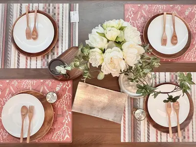 a table with plates and a vase with flowers on it at \u90fd\u5fc3\u7f55\u89c1 \u79cb\u53f6\u539f\u4e1c\u4eac\u7ad9KCoa \u8d85\u7ea7\u5962\u534e\u53cc\u5367\u5957\u623f\u5e26\u53a8\u623f \u5730\u94c13\u5206\u949f \u6234\u68eePOLA\u9876\u7ea7\u914d\u7f6e \u79cb\u53f6\u539f\u6b65\u884c\u53ef\u8fbe \u4e1c\u4eac\u7ad94\u5206\u949f in Tokyo