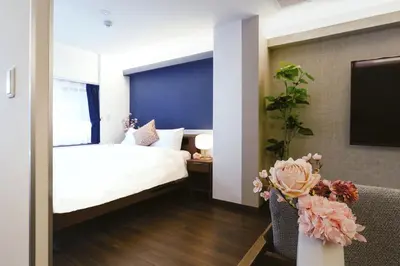 a hotel room with a bed and a tv at \u90fd\u5fc3\u7f55\u89c1 \u79cb\u53f6\u539f\u4e1c\u4eac\u7ad9KCoa \u8d85\u7ea7\u5962\u534e\u53cc\u5367\u5957\u623f\u5e26\u53a8\u623f \u5730\u94c13\u5206\u949f \u6234\u68eePOLA\u9876\u7ea7\u914d\u7f6e \u79cb\u53f6\u539f\u6b65\u884c\u53ef\u8fbe \u4e1c\u4eac\u7ad94\u5206\u949f in Tokyo