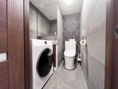 a small bathroom with a toilet and a sink at \u90fd\u5fc3\u7f55\u89c1 \u79cb\u53f6\u539f\u4e1c\u4eac\u7ad9KCoa \u8d85\u7ea7\u5962\u534e\u53cc\u5367\u5957\u623f\u5e26\u53a8\u623f \u5730\u94c13\u5206\u949f \u6234\u68eePOLA\u9876\u7ea7\u914d\u7f6e \u79cb\u53f6\u539f\u6b65\u884c\u53ef\u8fbe \u4e1c\u4eac\u7ad94\u5206\u949f in Tokyo