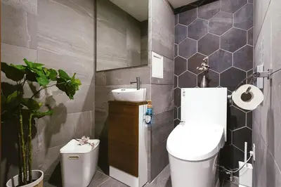 a bathroom with a toilet and a sink at \u90fd\u5fc3\u7f55\u89c1 \u79cb\u53f6\u539f\u4e1c\u4eac\u7ad9KBoa \u8d85\u7ea7\u5962\u534e\u53cc\u5367\u5957\u623f\u5e26\u53a8\u623f \u5730\u94c13\u5206\u949f \u6234\u68eePOLA\u9876\u7ea7\u914d\u7f6e \u79cb\u53f6\u539f\u6b65\u884c\u53ef\u8fbe \u4e1c\u4eac\u7ad94\u5206\u949f in Tokyo