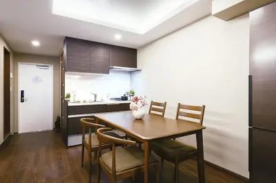 a kitchen and dining room with a wooden table and chairs at \u90fd\u5fc3\u7f55\u89c1 \u79cb\u53f6\u539f\u4e1c\u4eac\u7ad9KBoa \u8d85\u7ea7\u5962\u534e\u53cc\u5367\u5957\u623f\u5e26\u53a8\u623f \u5730\u94c13\u5206\u949f \u6234\u68eePOLA\u9876\u7ea7\u914d\u7f6e \u79cb\u53f6\u539f\u6b65\u884c\u53ef\u8fbe \u4e1c\u4eac\u7ad94\u5206\u949f in Tokyo