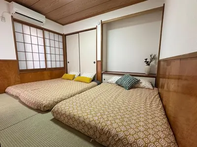 two beds in a room with windows at Mark\u7684\u5c0f\u5ca9\u6c11\u5bbf in Tokyo