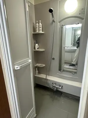 a bathroom with a shower and a mirror at Mark\u7684\u5c0f\u5ca9\u6c11\u5bbf in Tokyo