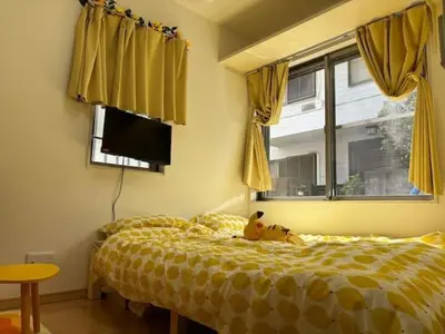 a bedroom with a bed with a stuffed animal on it at \u65b0\u5bbf\u307e\u30671\u99c5 \u99c5\u5f92\u6b694\u5206 \u5927\u4e45\u4fdd\u30b3\u30ea\u30a2\u30f3\u30bf\u30a6\u30f3\u5f92\u6b691\u5206 Pikachu\u30a4\u30a8\u30ed\u30fc\u30ad\u30e5\u30fc\u30c8\u306a1\u968e\u30eb\u30fc\u30e0 in Tokyo