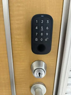 a close up of a door with a remote control at \u65b0\u5bbf\u307e\u30671\u99c5 \u99c5\u5f92\u6b694\u5206 \u5927\u4e45\u4fdd\u30b3\u30ea\u30a2\u30f3\u30bf\u30a6\u30f3\u5f92\u6b691\u5206 Pikachu\u30a4\u30a8\u30ed\u30fc\u30ad\u30e5\u30fc\u30c8\u306a1\u968e\u30eb\u30fc\u30e0 in Tokyo