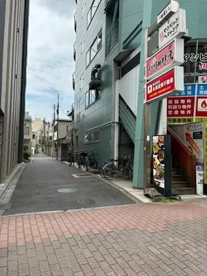 a street with bikes parked in front of a building at \u65b0\u5bbf\u307e\u30671\u99c5 \u99c5\u5f92\u6b694\u5206 \u5927\u4e45\u4fdd\u30b3\u30ea\u30a2\u30f3\u30bf\u30a6\u30f3\u5f92\u6b691\u5206 Pikachu\u30a4\u30a8\u30ed\u30fc\u30ad\u30e5\u30fc\u30c8\u306a1\u968e\u30eb\u30fc\u30e0 in Tokyo