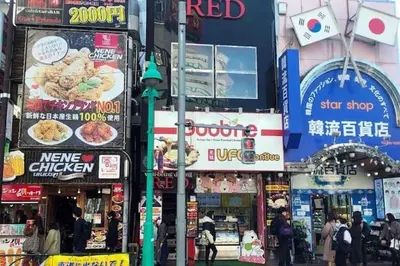 a busy city street with people walking in front of stores at \u65b0\u5bbf\u307e\u30671\u99c5 \u99c5\u5f92\u6b694\u5206 \u5927\u4e45\u4fdd\u30b3\u30ea\u30a2\u30f3\u30bf\u30a6\u30f3\u5f92\u6b691\u5206 Pikachu\u30a4\u30a8\u30ed\u30fc\u30ad\u30e5\u30fc\u30c8\u306a1\u968e\u30eb\u30fc\u30e0 in Tokyo