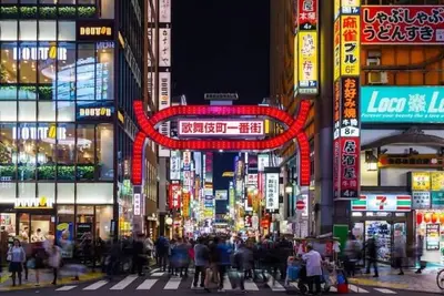 a crowd of people crossing a busy city street at night at \u65b0\u5bbf\u307e\u30671\u99c5 \u99c5\u5f92\u6b694\u5206 \u5927\u4e45\u4fdd\u30b3\u30ea\u30a2\u30f3\u30bf\u30a6\u30f3\u5f92\u6b691\u5206 Pikachu\u30a4\u30a8\u30ed\u30fc\u30ad\u30e5\u30fc\u30c8\u306a1\u968e\u30eb\u30fc\u30e0 in Tokyo