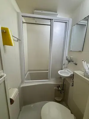 a bathroom with a shower and a toilet and a sink at \u65b0\u5bbf\u307e\u30671\u99c5 \u99c5\u5f92\u6b694\u5206 \u5927\u4e45\u4fdd\u30b3\u30ea\u30a2\u30f3\u30bf\u30a6\u30f3\u5f92\u6b691\u5206 Pikachu\u30a4\u30a8\u30ed\u30fc\u30ad\u30e5\u30fc\u30c8\u306a1\u968e\u30eb\u30fc\u30e0 in Tokyo