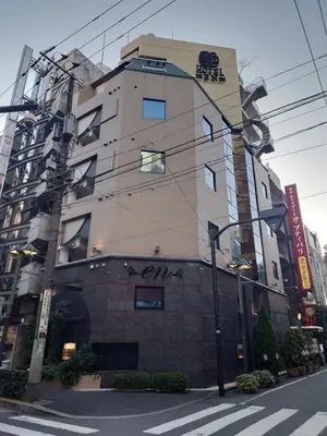 a building on the corner of a street at Hotel en \u30db\u30c6\u30eb \u30a8\u30f3-Adult Only- in Tokyo