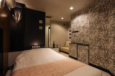 a bedroom with a bed and a couch in a room at Hotel en \u30db\u30c6\u30eb \u30a8\u30f3-Adult Only- in Tokyo