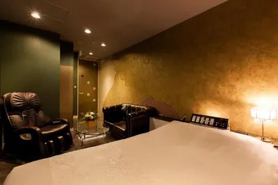 a room with chairs and a bed and a mirror at Hotel en \u30db\u30c6\u30eb \u30a8\u30f3-Adult Only- in Tokyo