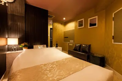 a bedroom with a large white bed in a room at Hotel en \u30db\u30c6\u30eb \u30a8\u30f3-Adult Only- in Tokyo