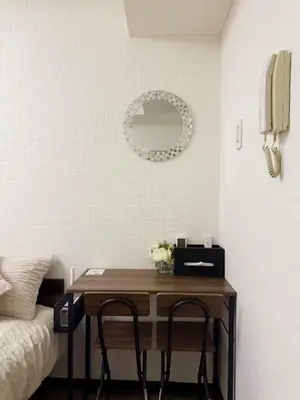 a room with a table with two chairs and a mirror at Shinjuku Kabukicho \u65b0\u5bbf\u6700\u4e2d\u5fc3 \u6771\u65b0\u5bbf5\u5206 \u65b0\u5bbf9\u5206 MAX4\u4eba \u76f4\u9054 \u6e0b\u8c37\u539f\u5bbf\u4e0a\u91ce\u79cb\u8449\u539f in Tokyo
