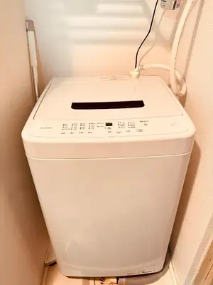 a white toilet in a bathroom with a wall at Shinjuku Kabukicho \u65b0\u5bbf\u6700\u4e2d\u5fc3 \u6771\u65b0\u5bbf5\u5206 \u65b0\u5bbf9\u5206 MAX4\u4eba \u76f4\u9054 \u6e0b\u8c37\u539f\u5bbf\u4e0a\u91ce\u79cb\u8449\u539f in Tokyo