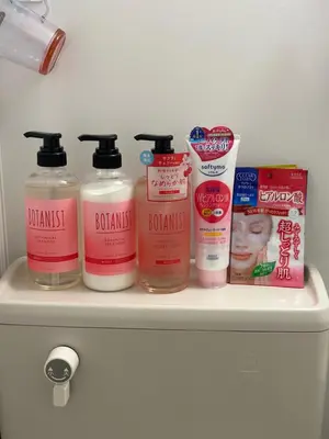 a shelf with four bottles of hair products on it at Shinjuku Kabukicho \u65b0\u5bbf\u6700\u4e2d\u5fc3 \u6771\u65b0\u5bbf5\u5206 \u65b0\u5bbf9\u5206 MAX4\u4eba \u76f4\u9054 \u6e0b\u8c37\u539f\u5bbf\u4e0a\u91ce\u79cb\u8449\u539f in Tokyo