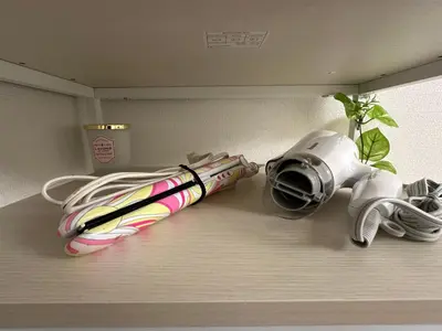 a pink and white umbrella and a camera on a shelf at Shinjuku Kabukicho \u65b0\u5bbf\u6700\u4e2d\u5fc3 \u6771\u65b0\u5bbf5\u5206 \u65b0\u5bbf9\u5206 MAX4\u4eba \u76f4\u9054 \u6e0b\u8c37\u539f\u5bbf\u4e0a\u91ce\u79cb\u8449\u539f in Tokyo