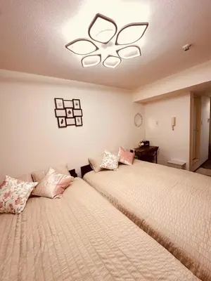 a bedroom with two beds and a ceiling at Shinjuku Kabukicho \u65b0\u5bbf\u6700\u4e2d\u5fc3 \u6771\u65b0\u5bbf5\u5206 \u65b0\u5bbf9\u5206 MAX4\u4eba \u76f4\u9054 \u6e0b\u8c37\u539f\u5bbf\u4e0a\u91ce\u79cb\u8449\u539f in Tokyo