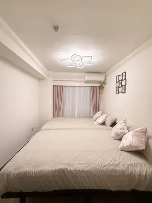 a bedroom with a large bed with pink pillows at \u65b0\u5bbf\u6700\u4e2d\u5fc3 \u6b4c\u821e\u4f0e\u753a \u4e1c\u65b0\u5bbf5\u5206 \u65b0\u5bbf9\u5206 \u6700\u591a4\u4eba \u76f4\u8fbe\u6e0b\u8c37\u539f\u5bbf\u4e0a\u91ce\u79cb\u8449\u539f in Tokyo