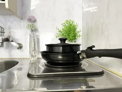 a pot sitting on top of a kitchen counter at \u65b0\u5bbf\u6700\u4e2d\u5fc3 \u6b4c\u821e\u4f0e\u753a \u4e1c\u65b0\u5bbf5\u5206 \u65b0\u5bbf9\u5206 \u6700\u591a4\u4eba \u76f4\u8fbe\u6e0b\u8c37\u539f\u5bbf\u4e0a\u91ce\u79cb\u8449\u539f in Tokyo