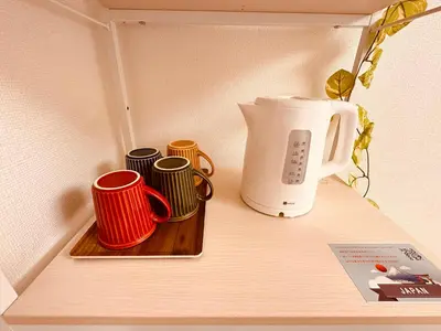 a counter with three coffee mugs and a toaster at \u65b0\u5bbf\u6700\u4e2d\u5fc3 \u6b4c\u821e\u4f0e\u753a \u4e1c\u65b0\u5bbf5\u5206 \u65b0\u5bbf9\u5206 \u6700\u591a4\u4eba \u76f4\u8fbe\u6e0b\u8c37\u539f\u5bbf\u4e0a\u91ce\u79cb\u8449\u539f in Tokyo