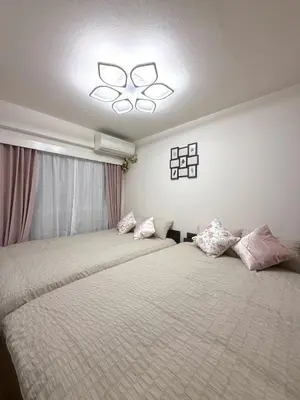 a bedroom with two beds and a ceiling at \u65b0\u5bbf\u6700\u4e2d\u5fc3 \u6b4c\u821e\u4f0e\u753a \u4e1c\u65b0\u5bbf5\u5206 \u65b0\u5bbf9\u5206 \u6700\u591a4\u4eba \u76f4\u8fbe\u6e0b\u8c37\u539f\u5bbf\u4e0a\u91ce\u79cb\u8449\u539f in Tokyo